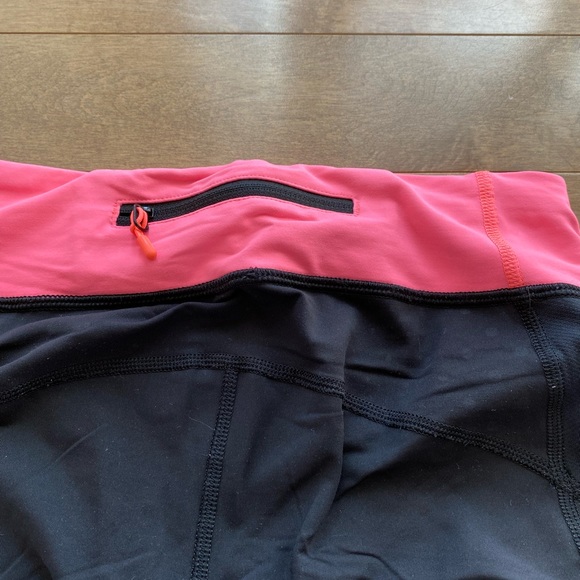 Lululemon 3/4 length joggers black and fuchsia size medium - Picture 4 of 4